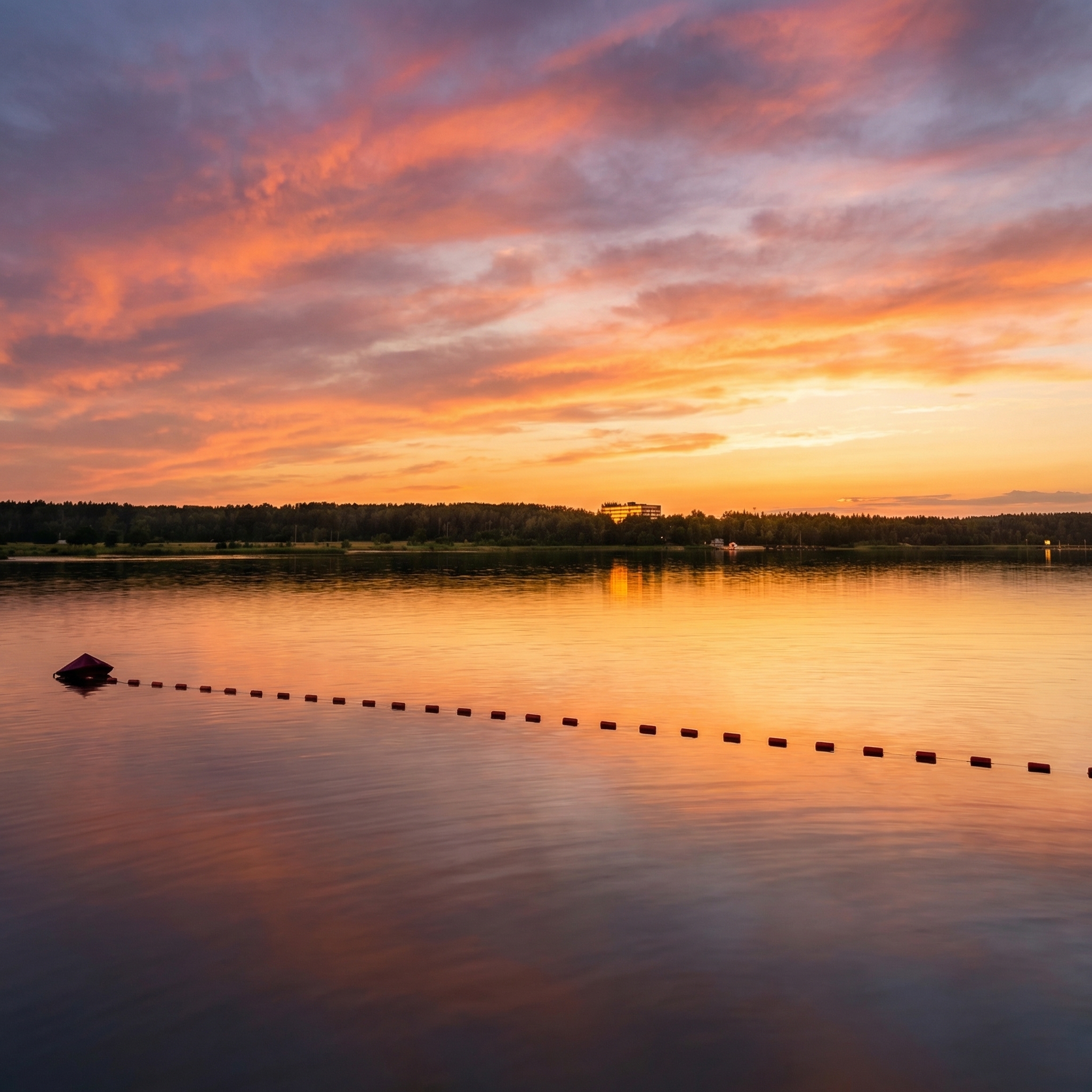 Выбирая место для летних сборов, тренеры сравнивают площадки, залы, условия проживания. Но есть то, что невозможно повторить ни на одной городской базе — природное восстановление. Озеро Подборное — это не просто водоём рядом с территорией. Это главная причина, по которой команды возвращаются к нам сезон за сезоном.